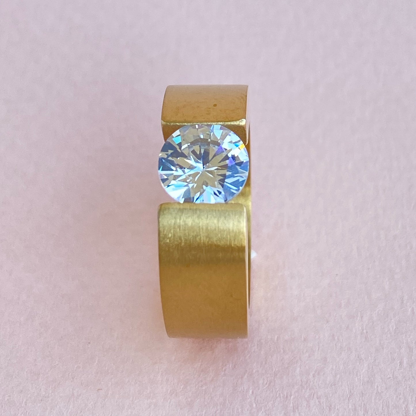 Anillo Gold Satinado Plano y Cristal Corte Brillante