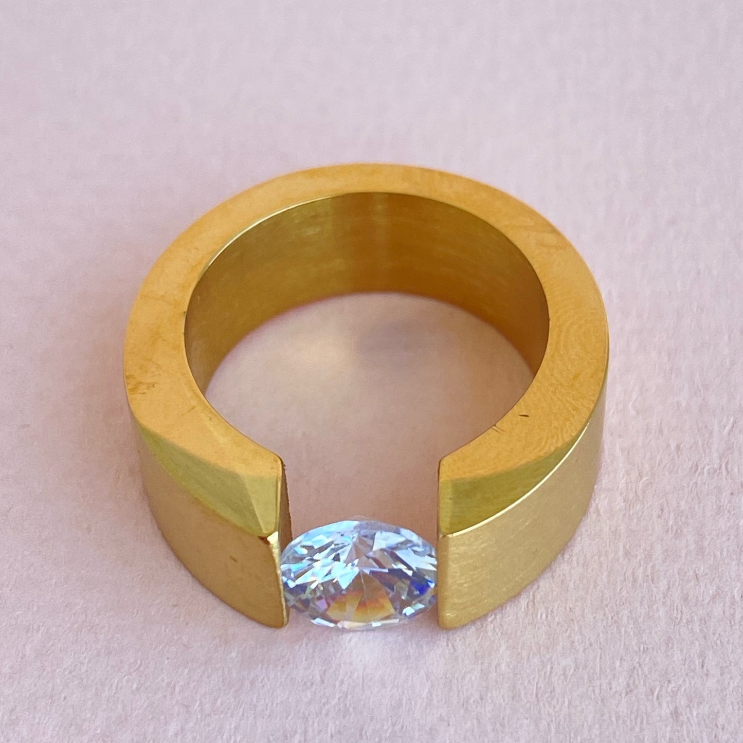 Anillo Gold Satinado Plano y Cristal Corte Brillante