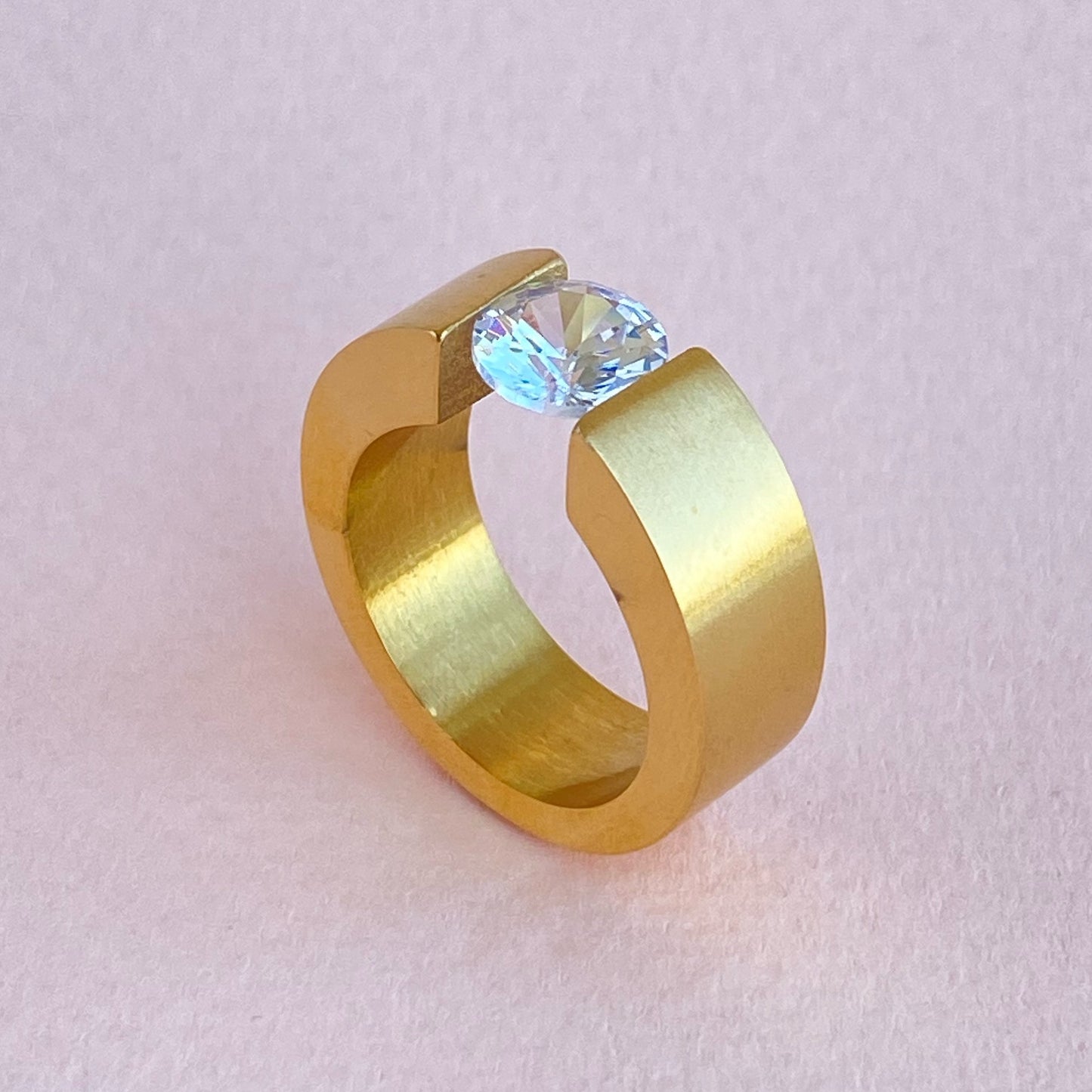 Anillo Gold Satinado Plano y Cristal Corte Brillante