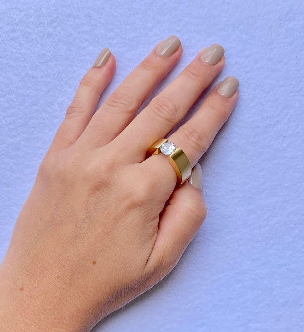 Anillo Gold Satinado Plano y Cristal Corte Brillante