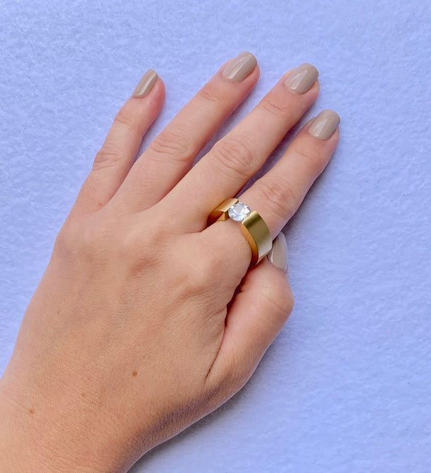 Anillo Gold Satinado Plano y Cristal Corte Brillante