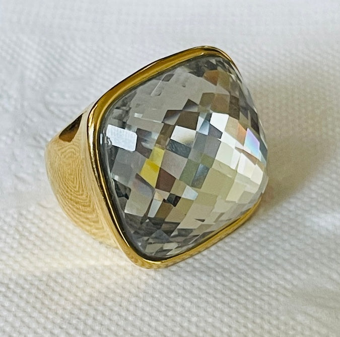 Anillo Grueso Gold y Cristal Blanco
