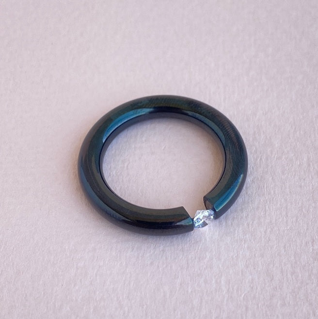 Anillo Negro y Cristal Corte Brillante (4 mm Ancho)