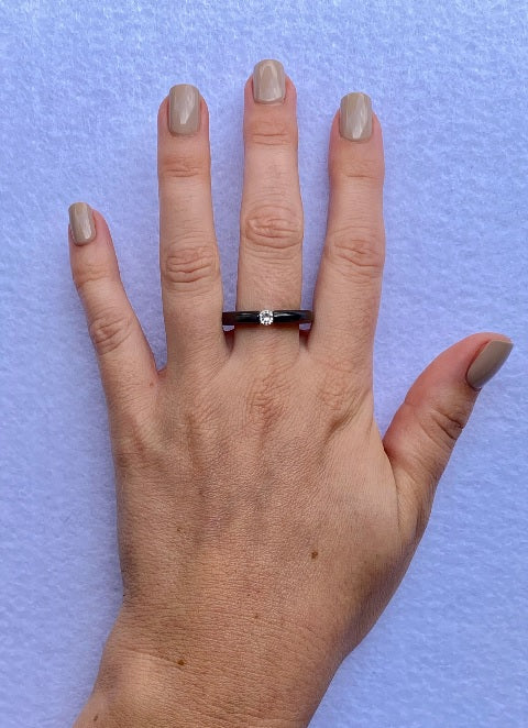 Anillo Negro y Cristal Corte Brillante (4 mm Ancho)