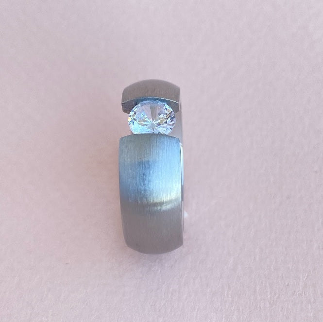 Anillo Silver Satinado con Cristal Blanco Corte Brillante
