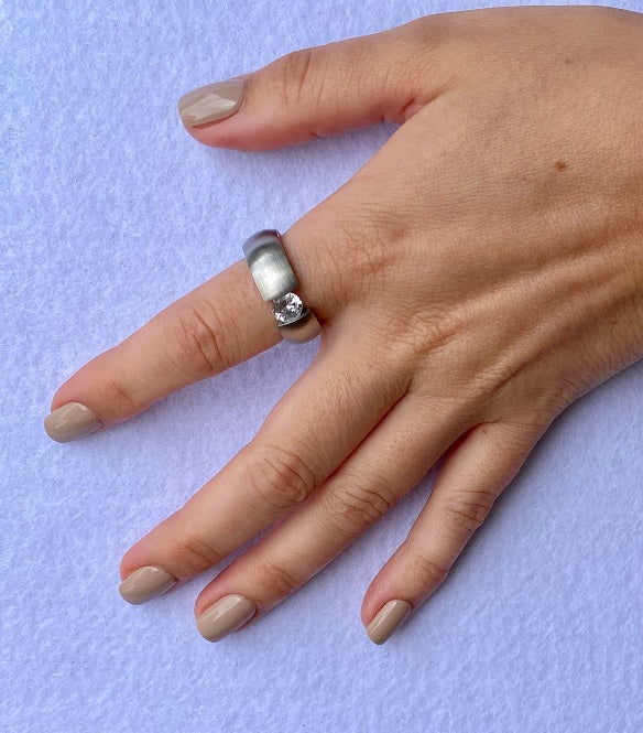 Anillo Silver Satinado con Cristal Blanco Corte Brillante