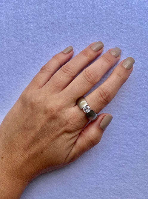 Anillo Silver Satinado con Cristal Blanco Corte Brillante