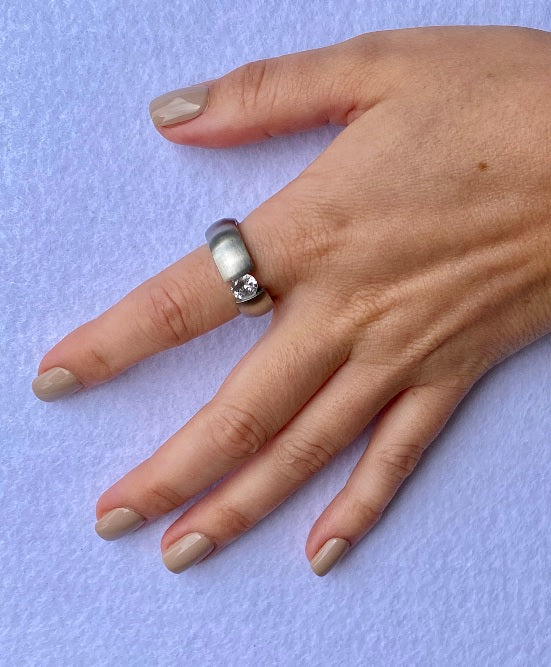 Anillo Silver Satinado con Cristal Blanco Corte Brillante