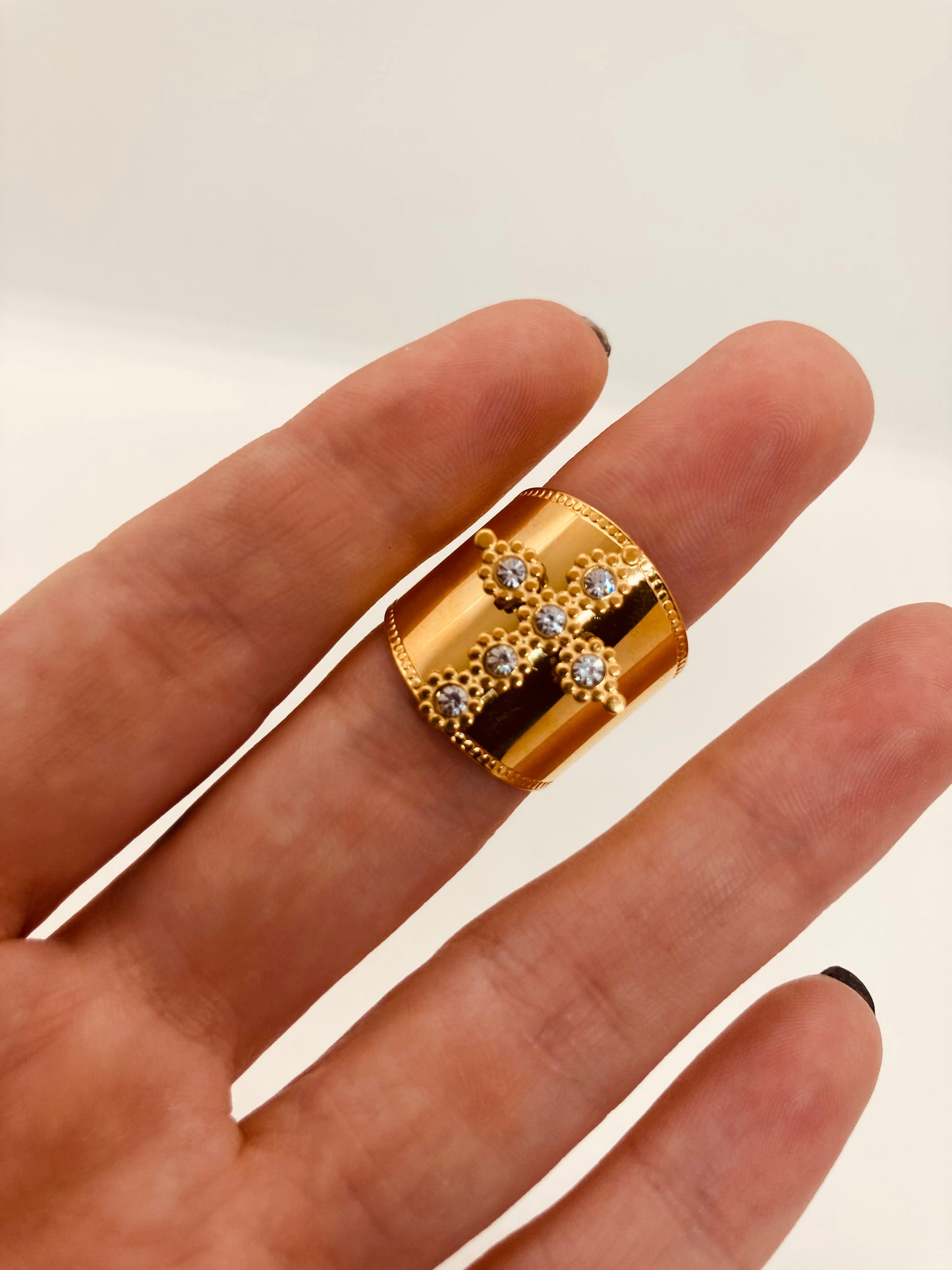 Anillo Gold Cruz Cristales Ajustable